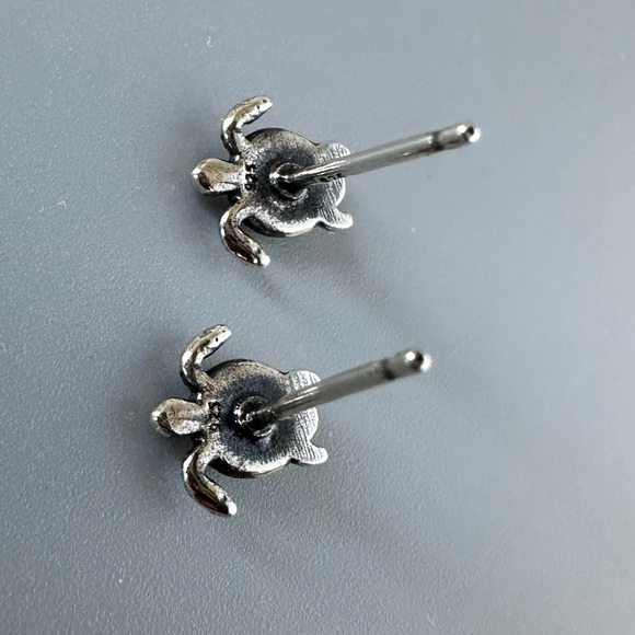 Sterling Silver Turtle Ear Stud - Picture 5 of 10